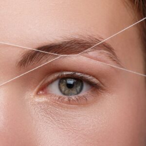Depilacion de cejas con hilo